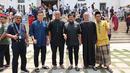 Pelatih kepala, Indra Sjafri (ketiga kanan), asisten pelatih, Yeyen Tumena (kedua kiri) dan Kurniawan Dwi Yulianto (kedua kanan) berfoto bersama tim ofisial Timnas Indonesia U-22 di depan Masjid Al Serkal, Phnom Penh, Kamboja, Jumat (5/5/2023) usai melaksanakan ibadah Salat Jumat di sela-sela SEA Games 2023 Kamboja. (Bola.com/Abdul Aziz)