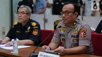 Karopenmas Div Humas Polri Dedi Prasetyo (kanan) memberi keterangan saat konferensi pers pengungkapan kasus narkoba jaringan internasional sindikat Afrika Selatan di Bareskrim Polri, Jakarta, Kamis (17/10/2019). Polisi menyita 1.095 gram narkotika jenis sabu. (Liputan6.com/Herman Zakharia)