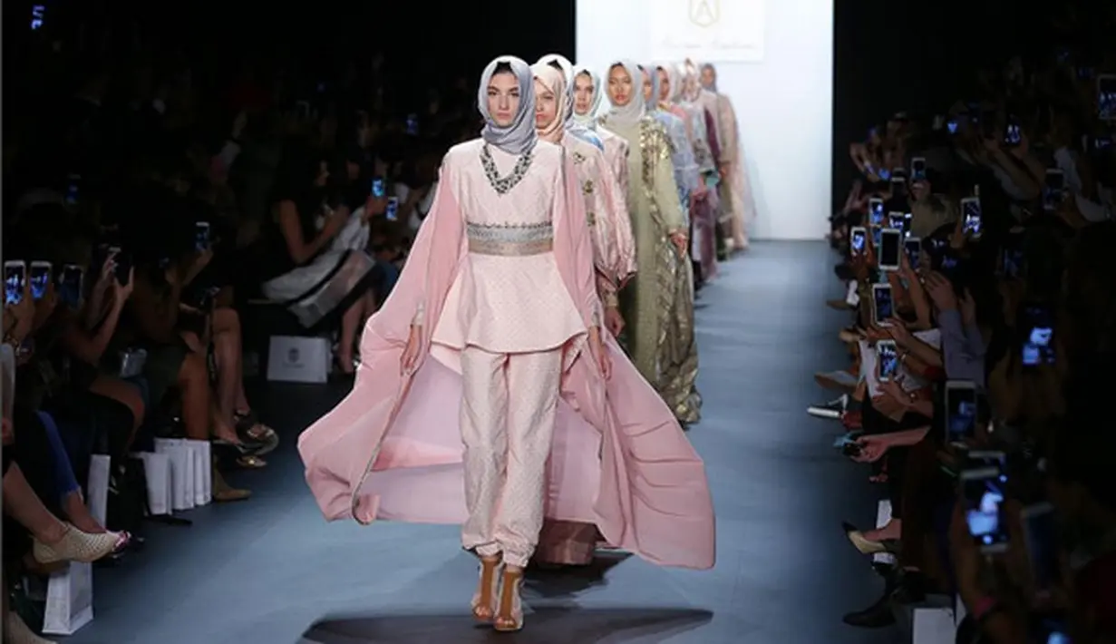 Melansir Fashionista.com beberapa waktu lalu, di ajang bergengsi seperti NYFW ternyata para desainer yang bergabung harus mengeluarkan biaya yang besar, yakni sekitar USD 200 ribu atau setara dengan Rp 2,3 miliar. (Facebook/AnniesaHasibuan)