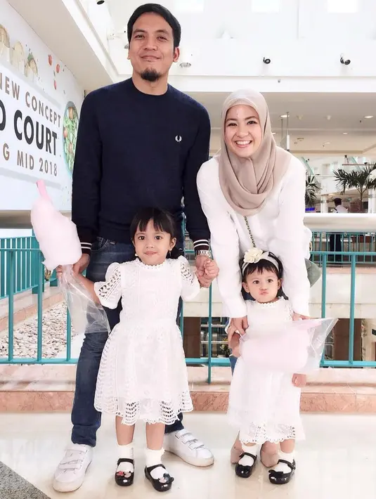 Terpaut usia yang cukup jauh, Desta dan Natasha Rizki berhasil membuktikan kalau hal tersebut bukan lah penghalang. Justru, keduanya semakin hari selalu terlihat harmonis dan pastinya patut dijadikan sebagai contoh. (Instagram/desta80s)