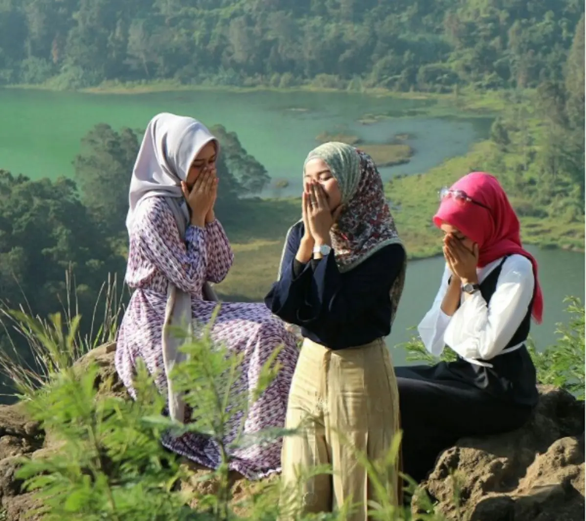 Tiga juara Puteri Muslimah Indonesia 2017 saat pembuatan video doa berbuka puasa. (Instagram @puterimuslimahid)