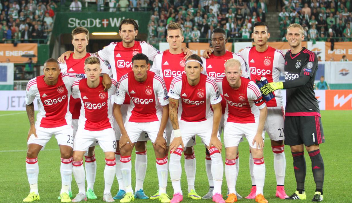 Dua dari 11 starter Ajax Amsterdam pada laga melawan Rapid Vienna merupakan pemain keturunan Indonesia. (Bola.com/Reza Khomaini)