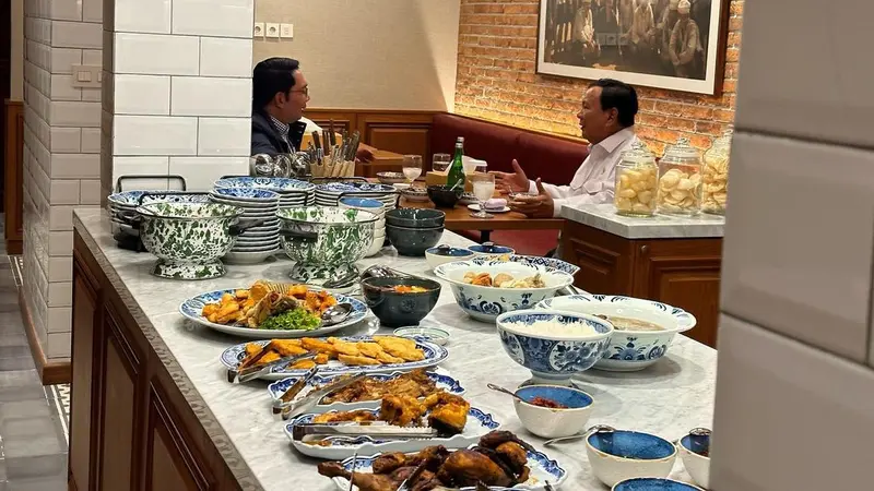 Ketua Umum Partai Gerindra yang juga merupakan bakal calon presiden (capres) Prabowo Subianto mengunggah momen makan malam bersama Mantan Gubernur Jawa Barat Ridwan Kamil.
