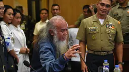 Pastor Teresito Suganob memberi keterangan saat konferensi pers di markas militer di Manila (18/9). Bebasnya Pastor Teresito 'Chito' Soganub dan jemaatnya diawali setelah pertempuran sengit selama berjam-jam. (AFP Photo/Ted Aljibe)