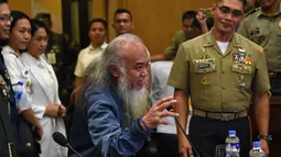 Pastor Teresito Suganob memberi keterangan saat konferensi pers di markas militer di Manila (18/9). Bebasnya Pastor Teresito 'Chito' Soganub dan jemaatnya diawali setelah pertempuran sengit selama berjam-jam. (AFP Photo/Ted Aljibe)