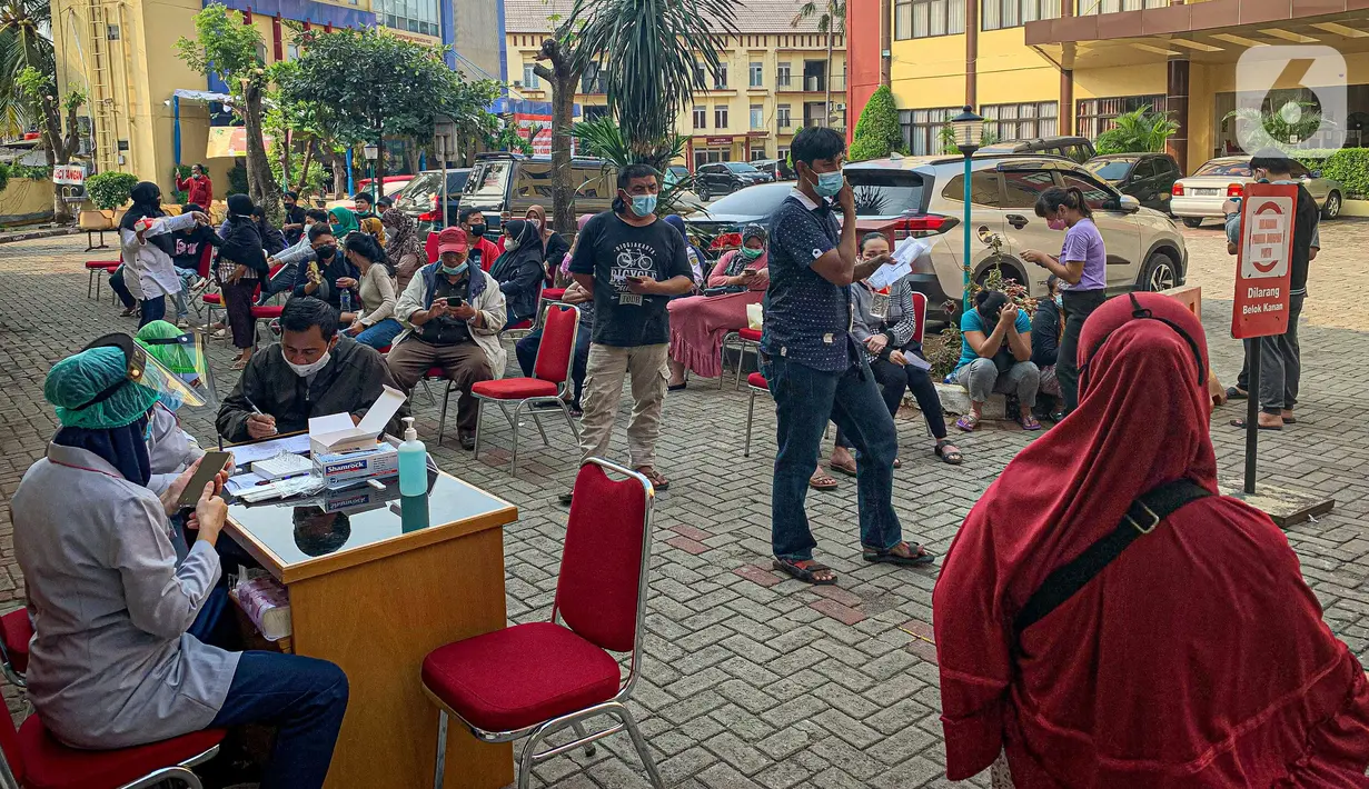 Sejumlah keluarga korban kebakaran Lapas Kelas I Tangerang mendatangi RS Polri Kramat Jati di Jakarta, Rabu (8/9/2021). Keluarga korban kebakaran Lapas Kelas I Tangerang mendatangi Posko Ante Mortem untuk melaporkan kehilangan anggota keluarga mereka. (Liputan6.com/Faizal Fanani)