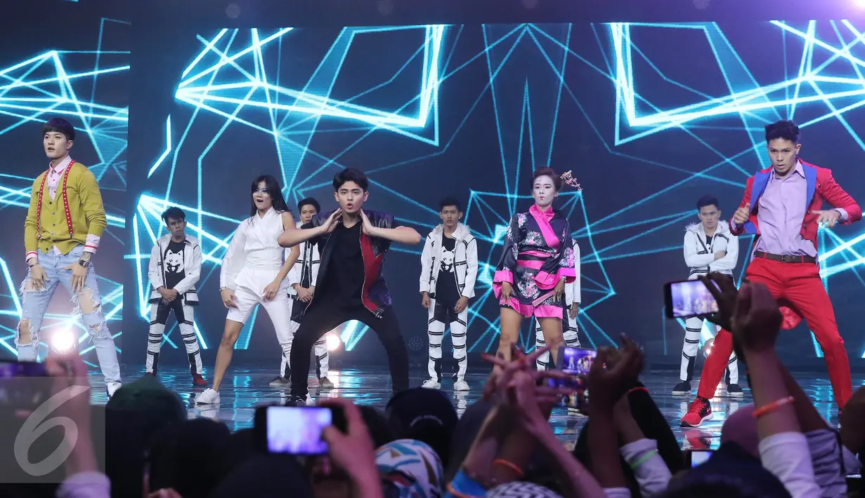 Salah satu koreografi di acara The Biggest Concert di Studio 6 Emtek City, Jakarta, Rabu (26/10). The Biggest Concert Magicaliando adalah konser khusus yang dibuatkan SCTV untuk HUT Aliando ke-20. (Liputan6.com/Herman Zakharia)