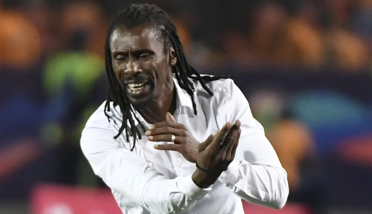 Aliou Cisse merupakan mantan pemain Birmingham City dan Portsmouth di Liga Inggris. Saat ini dirinya dipercaya sebagai pelatih di Timnas Senegal dan sukses antar negaranya hingga final Piala Afrika 2019. (Foto: AFP/Khaled Desouki)