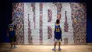 Pengunjung memandangi dinding yang memajang trading cards bola basket dalam pameran NBA (National Basketball Association) di Beijing, China, Senin (19/8/2019). (NICOLAS ASFOURI/AFP)