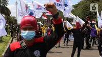 Buruh dari berbagai aliansi menggelar aksi memperingati Hari Buruh Internasional atau May Day di Jakarta, Sabtu (1/5/2021). Dalam aksinya mereka meminta pemerintah untuk mencabut Omnibus Law dan memberlakukan upah minimum sektoral (UMSK) 2021. (Liputan6.com/Angga Yuniar)