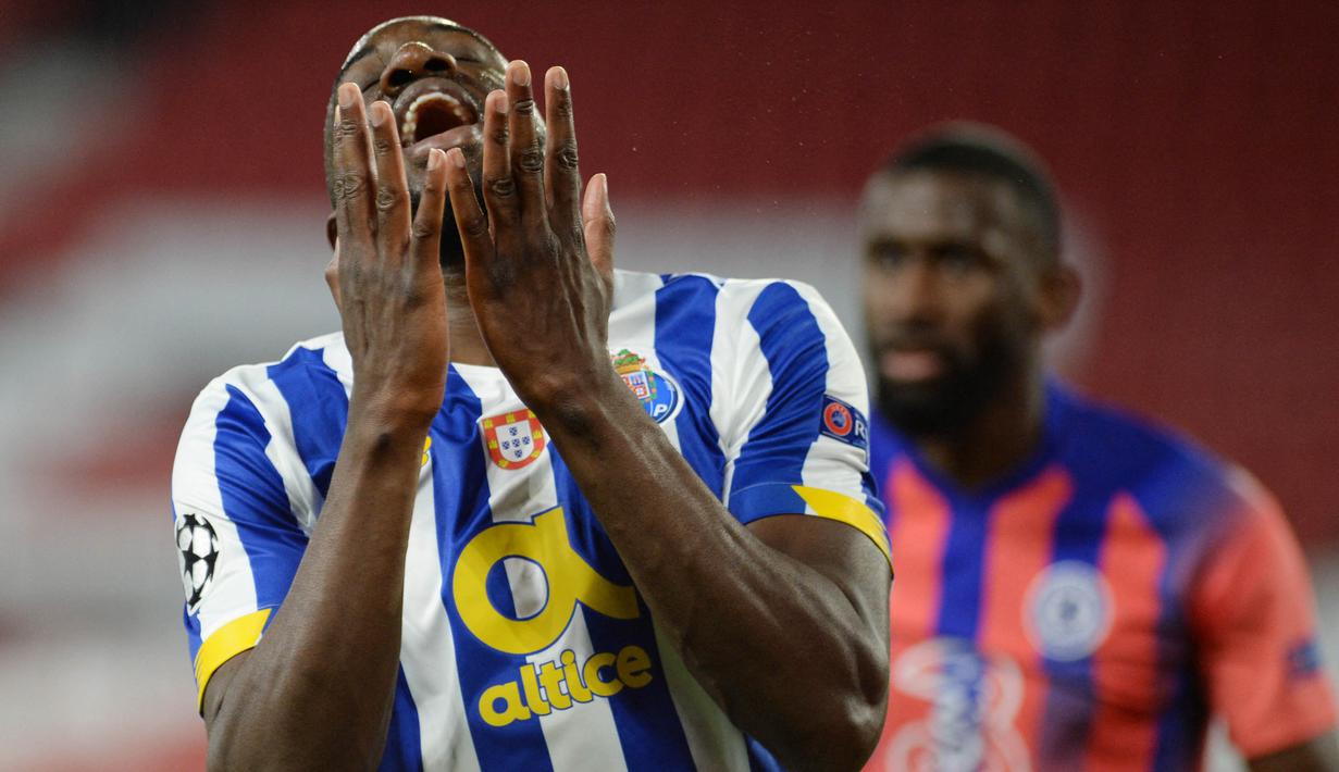 Pemain FC Porto, Moussa Marega, tampak kecewa usai gagal mencetak gol ke gawang Chelsea pada laga Liga Champions di Stadion Ramon Sanchez Pizjuan, Kamis (8/4/2021). Chelsea menang dengan skor 2-0. (AFP/Cristina Quicler)