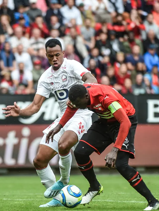 Bek Lille Gabriel dos Santos Magalhaes berusaha berusaha merebut bola dari Penyerang Rennes Senegal Mbaye Niang pada pertandingan L1 Prancis di Roazhon Park, di Rennes, Prancis pada 22 September 2019. (AFP/Jean-Francois Monier)