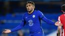 Reece James - Pemuda berusia 21 tahun ini menjadi pilihan utama di sektor kanan pertahanan Chelsea. Kecepatan, umpan akurat dan unggul dalam duel udara merupakan alasan iya menjadi salah satu bek kanan andalan di sepanjang musim ini. (Photo by Ben Stansall/AFP)