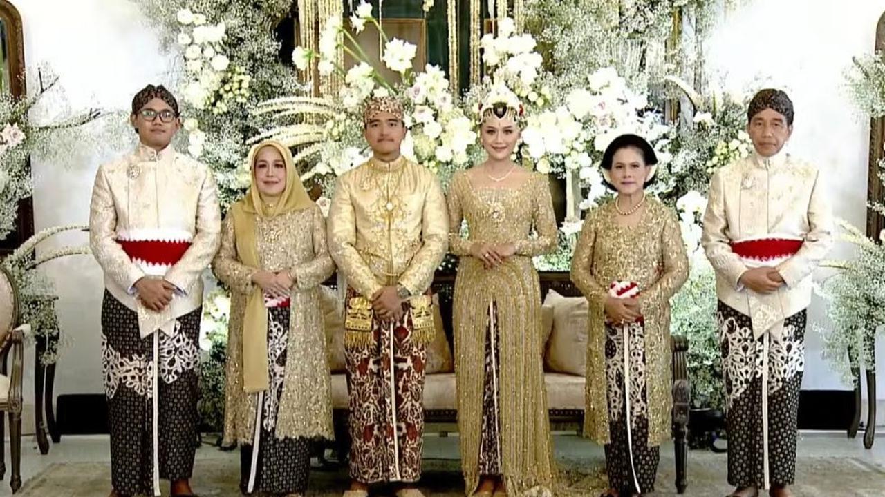 Kaesang Pangarep dan Erina Gudono saat resepsi lengkap dengan keluarga