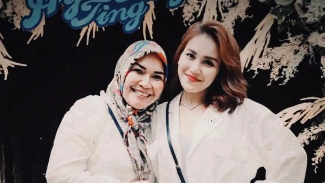 Pakai Strap Masker Emas, Ini 6 Potret Modis Ibu Ayu Ting Ting