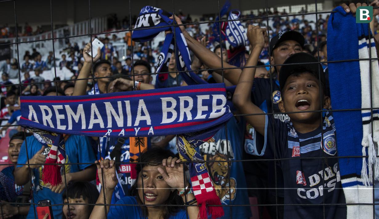 Suporter Arema FC, Aremania, bernyanyi memberikan dukungan saat menonton laga Liga 1 melawan Persija Jakarta di SUGBK, Jakarta, Sabtu (31/3/2018). Persija menangn 3-1 atas Arema FC. (Bola.com/Vitalis Yogi Trisna)