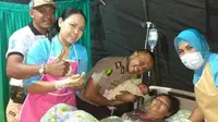 Ibu hamil korban gempa Lombok terpaksa melahirkakn di tenda darurat Rumah Sakit Bhayangkara Polda Nusa Tenggara Barat atau NTB, Ma...