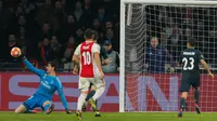 Kiper Real Madrid, Thibaut Courtois menyelamatkan gawangnya saat menghadapi Ajax pada leg pertama 16 besar Liga Champions di Johan Cruijff ArenA, Amsterdam, Rabu (13/2). Real Madrid harus bersusah payah menaklukkan Ajax dengan skor 2-1. (AP/Peter Dejong)