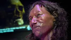 Sebuah model rekonstruksi wajah dari tengkorak pria berusia 10.000 tahun, yang dikenal sebagai 'Cheddar Man', di Museum Sejarah Nasional, London, (6/2). Dalam rekontruksi tersebut Cheddar Man berkulit gelap dan bermata biru. (AFP Photo/Justin Tallis)