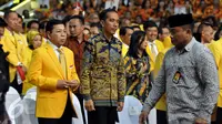 Presiden Jokowi berdiri disamping Ketum Golkar Setya Novanto saat menghadiri Penutupan Rapimnas I Partai Golkar 2016 di Istora Senayan, Jakarta, Kamis (28/7). Sejumlah pimpinan lembaga, menteri dan pimpinan partai turut hadir. (Liputann6.com/Johan Tallo)