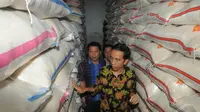 Jokowi mengecek beras yang baru saja dikirim dari Sulawesi Selatan di Pasar Induk Cipinang, Jakarta, Rabu (28/5/2014) (Liputan6.com/Herman Zakharia)