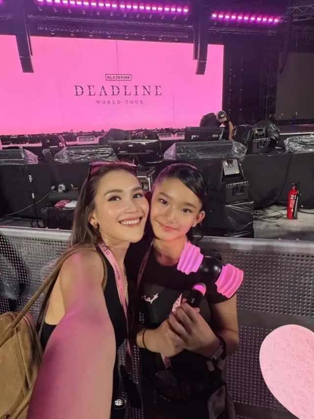 Model Sepatu Ayu Ting Ting dan Bilqis Saat Nonton Konser BLACKPINK di Jakarta