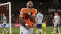 Penyerang Timnas Belanda Memphis Depay berselebrasi usai mencetak gol ke gawang Irlandia Utara dalam laga lanjutan Grup C Kualifikasi Piala Eropa 2020 di Stadion Feijenoord, Jumat (11/10/2019) dini hari WIB. Belanda menang 3-1.(AP Photo/Peter Dejong)