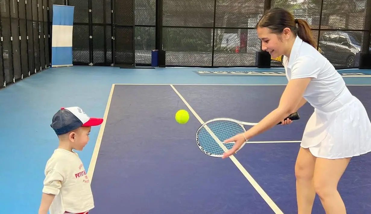 Ditengah kesibukannya menjalani syuting dan segala aktivitas bisnisnya, Prilly Latuconsina selalu menyempatkan diri untuk menikmati hobi dan olahraga. Salah satu olahraga yang belakangan ini ia lakukan adalah tenis. Permainan tenis ini memang tengah populer di kalangan para selebriti. (Liputan6.com/IG/@prillylatuconsina96)