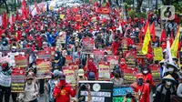 Aksi demonstrasi elemen buruh dan mahasiswa yang bertepatan dengan Hari Sumpah Pemuda di Kawasan Patung Kuda, Jakarta, Kamis (28/10/2021). Sejumlah tuntutan mereka salah satunya, pencabutan UU Nomor 11 Tahun 2019 tentang Cipta Kerja dan berbagai aturan turunannya. (Liputan6.com/Faizal Fanani)