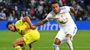Eder Militao (kanan) diproyeksikan untuk menggantikan Sergio Ramos dan Raphael Varane yang hengkang dari Real Madrid. Lewat ketenangannya, pemuda Brasil tersebut terlihat mampu melakukan tugasnya dengan membuat blok-blok penting di fase grup Liga Champions 2021/22. (AFP/Gabriel Bouys)