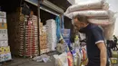 Pekerja memanggul bahan makanan di pasar Jamila Baghdad, Irak, Rabu, 9 Maret 2022. Harga makanan, bahan bakar, dan bahan konstruksi naik 20 hingga 50 persen di Irak, karena situasi perang saat ini di Ukraina. (AP Photo/Hadi Mizban)