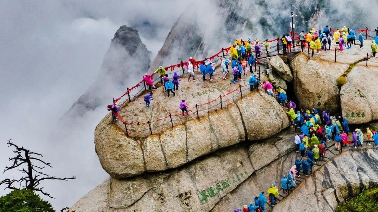 Di China Ada Jasa Sewa Teman Naik Gunung, Makin Tampan Makin Mahal