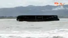 Cuaca buruk di Laut Selatan mengakibatkan sebuah kapal tongkang bermuatan pasir besi yang akan dibawa ke Cilacap, Jateng, terdampar dan kandas di Pantai Teleng Ria, Pacitan, Jatim. 