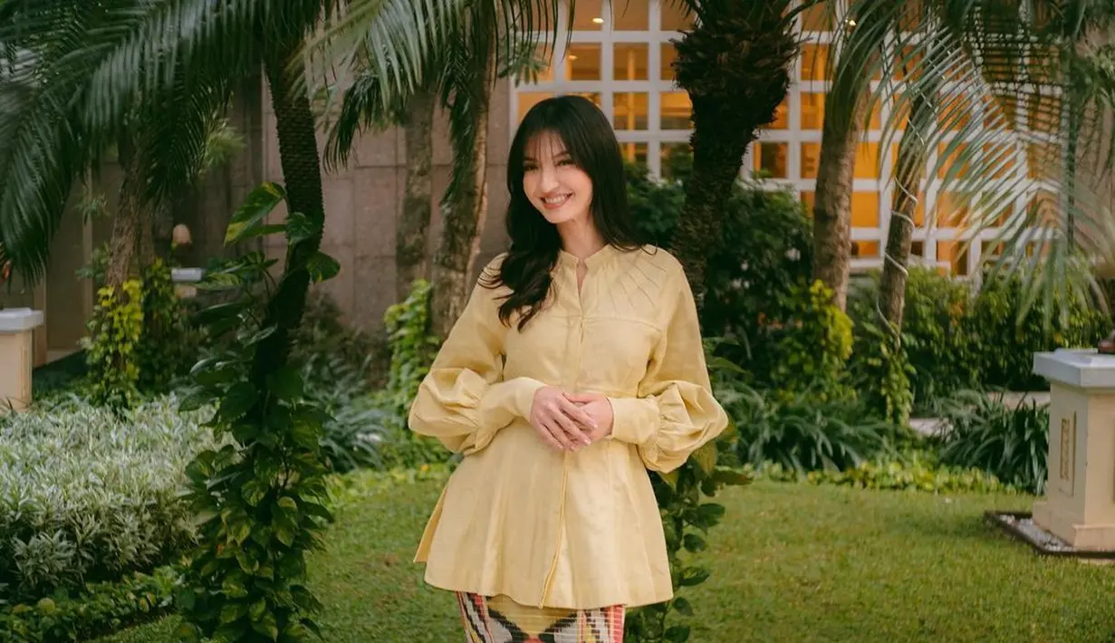 Outfit yang Raline Shah kenakan merupakan busana khas Kalimantan. Memadukan atasan puffy sleeve dan rok tenun yang bisa dijadikan sebagai outfit kondangan. [@ralineshah]