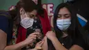 Petugas kesehatan menyuntikan vaksin COVID-19 Pfizer BioNTech kepada seorang anak di pusat vaksinasi di Santiago, Chile, Rabu (23/6/2021). Chile mulai memvaksinasi anak-anak dari usia 12 tahun, sebagai salah upaya untuk memutus rantai penyebaran infeksi virus Corona. (MARTIN BERNETTI/AFP)