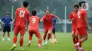Pemain Timnas Vietnam U-23, Victor Le (tengah) saat melakukan latihan bersama di Lapangan A Gelora Bung Karno, Senayan, Jakarta, Senin (28/7/2025). (Liputan6.com/Helmi Fithriansyah)