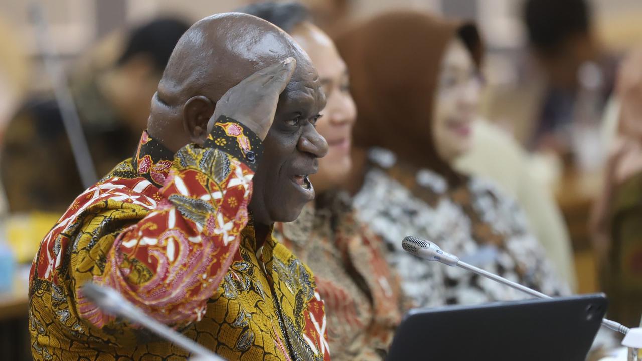 FOTO: Momen Menteri HAM Natalius Pigai Blak-blakan Butuh Rp1 Triliun untuk Gaji Pegawai di Depan DPR