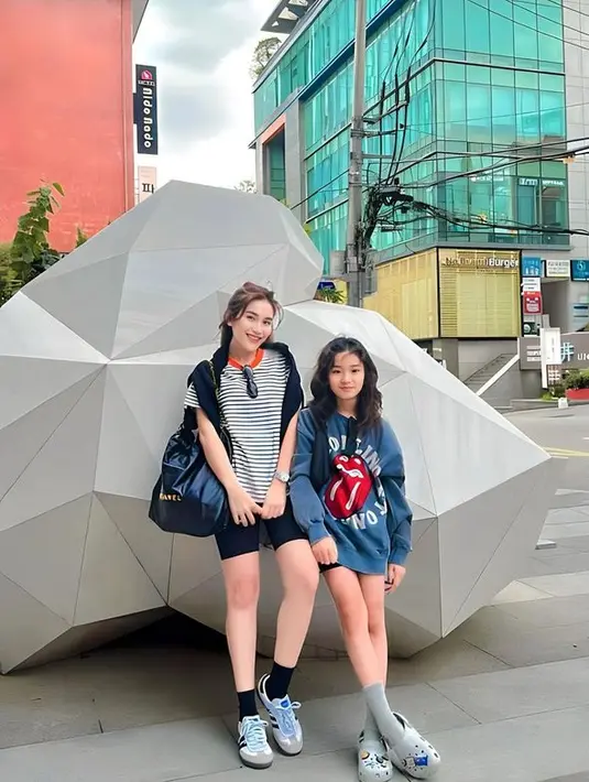 <p>Bilqis tampil cantik dengan mengenakan kaus yang dipadu celana pendek. Rambutnya yang diurai membuat Bilqis makin memesona. [Foto: Instagram/ayutingting 92]</p>