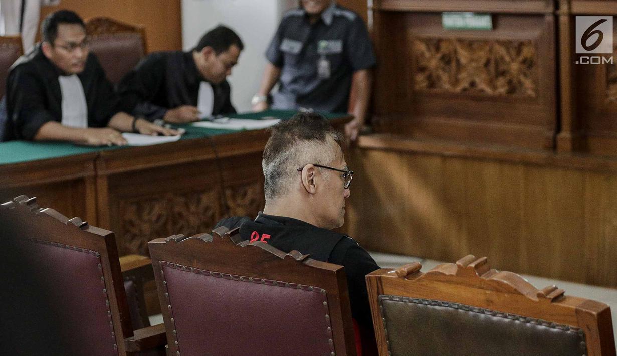 Aktor senior Tio Pakusadewo menjalani sidang pembacaaan dakwaan kasus penyalahgunaan narkoba di Pengadilan Negeri (PN) Jakarta Selatan, Senin (30/4). Tio yang sebelumnya berewokan dan gondrong tampil rapi dengan rambut cepak. (Liputan6.com/Faizal Fanani)