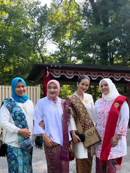 Masih mengenakan kebaya, kali ini dengan model kebaya Kartini warna putih rancangan Didiet Maulana [@enzystoria]