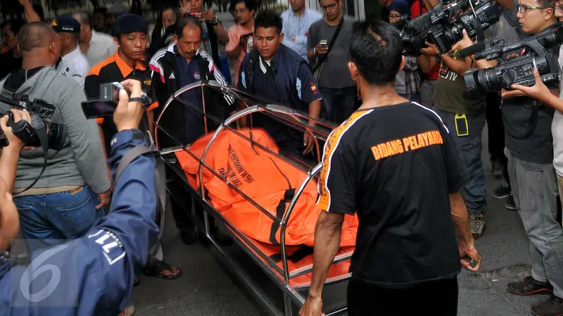 20151206-Korban Tewas Kecelakaan Maut Kereta vs Metromini-Jakarta- Gempur M Surya