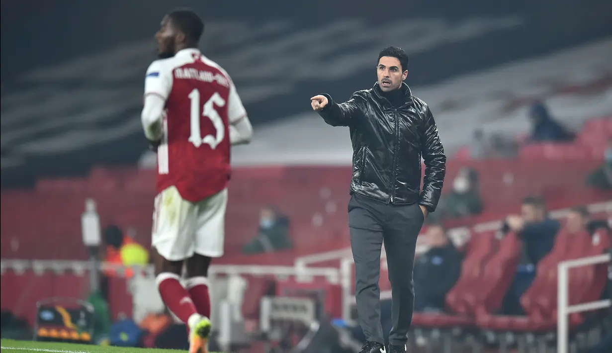 Pelatih Arsenal, Mikel Arteta (kanan) menginstruksikan pemainnya saat bertanding melawan Molde pada pertandingan grup B Liga Europa di Emirates Stadium di London (5/11/2020). Arsenal menang telak atas Molde 4-1. (AFP/Glyn Kirk)