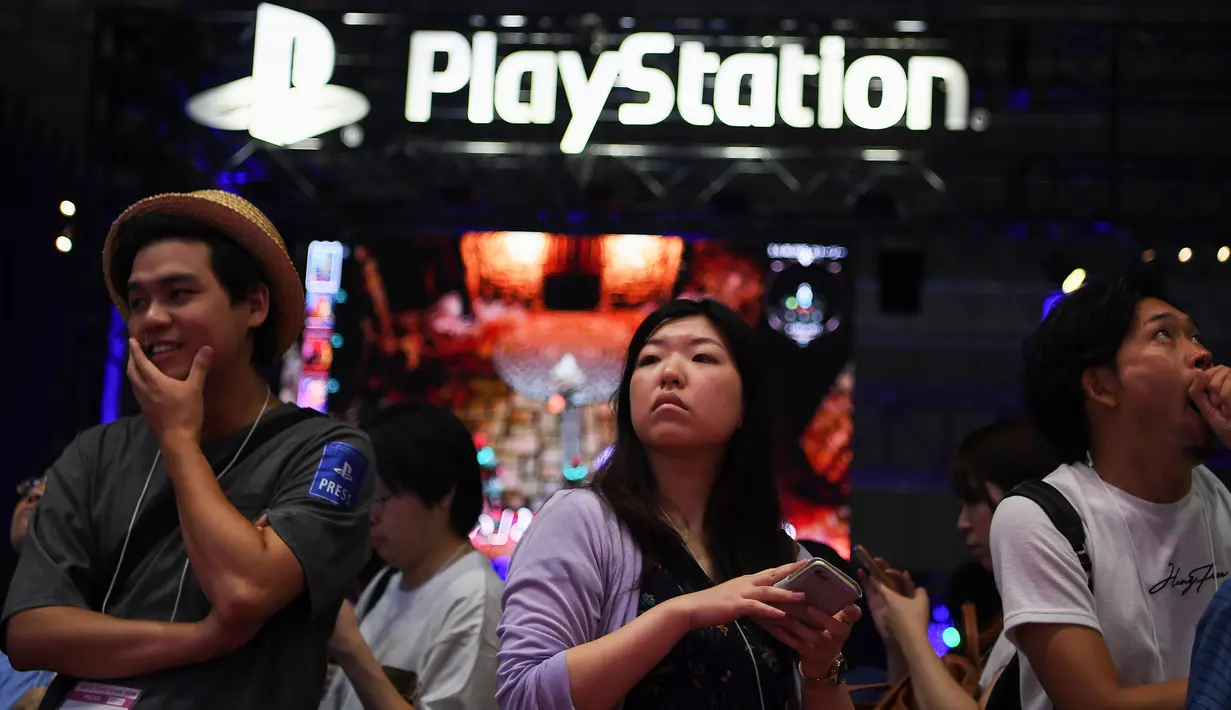 Pengunjung berada di both Play Station selama pameran Tokyo Game Show 2019 di Makuhari, Prefektur Chiba (12/9/2019). Pameran ini diramaikan  1.522 judul game untuk berbagai macam platform. (AFP Photo/Charly Triballeau)