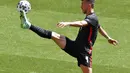 Gelandang Kroasia, Ivan Perisic mengontrol bola saat bertanding melawan Inggris pada pertandingan grup D Euro 2020 di stadion Wembley di London, Minggu (13/6/2021). Inggris menang tipis atas Kroasia dengan skor 1-0. (AP Photo/Justin Tallis, Pool )