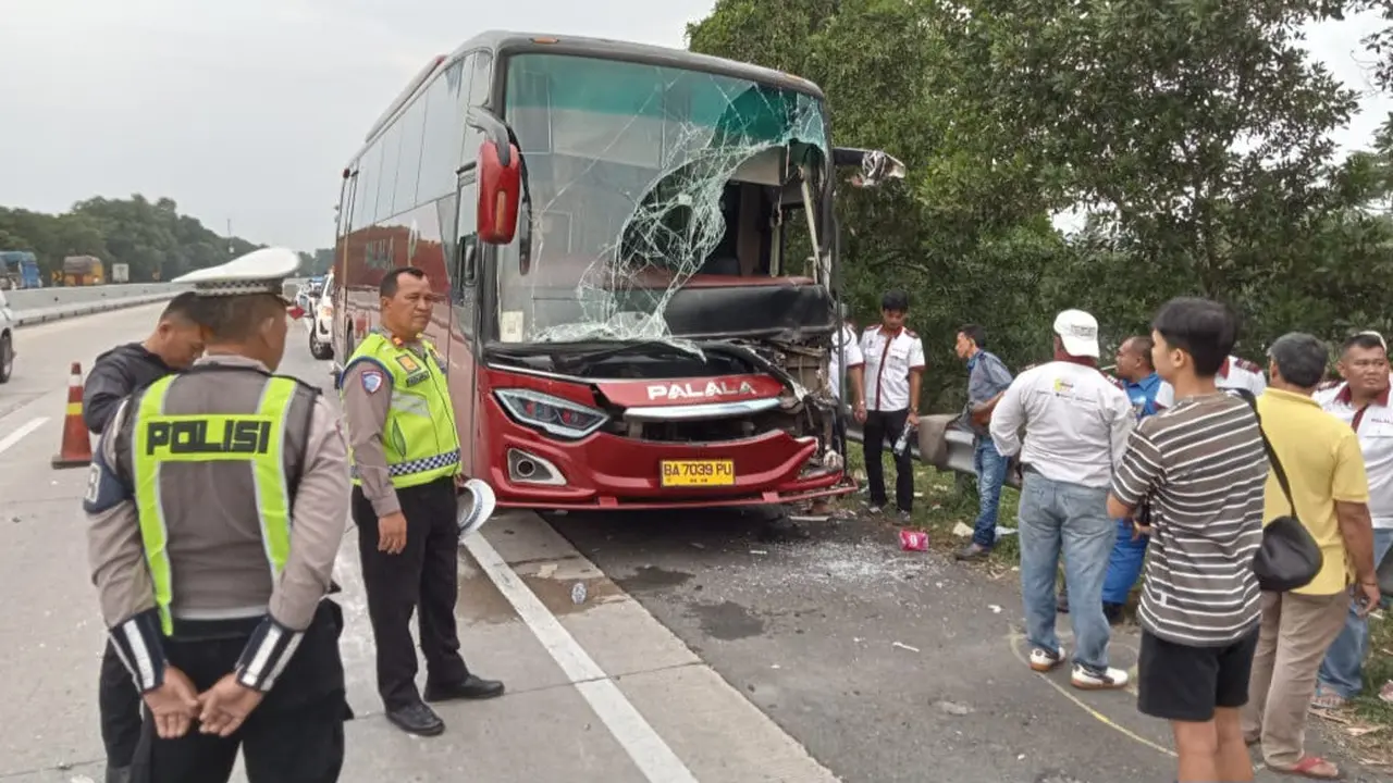 Bus Hantam Truk Fuso di Tol Lampung, Satu Penumpang Terjepit dan Empat Lainnya Terluka