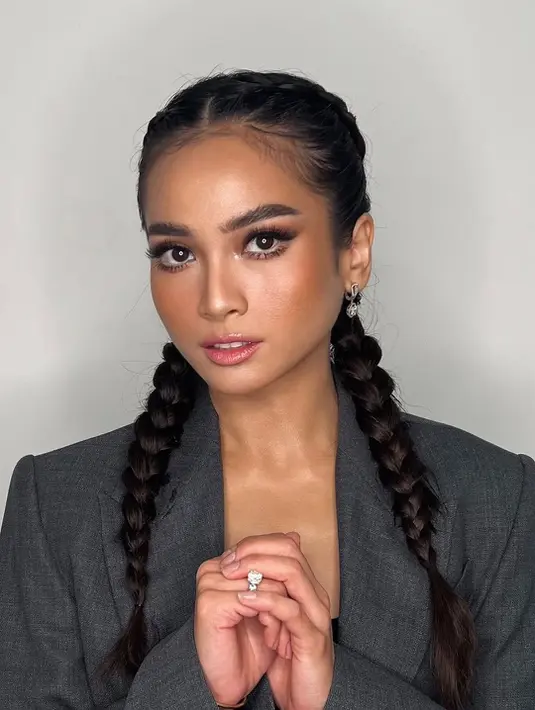 Makeup Acha ditutup dengan blush pink dan lipstik nude pink yang bikin kulitnya kian eksotis [@bumiauw]