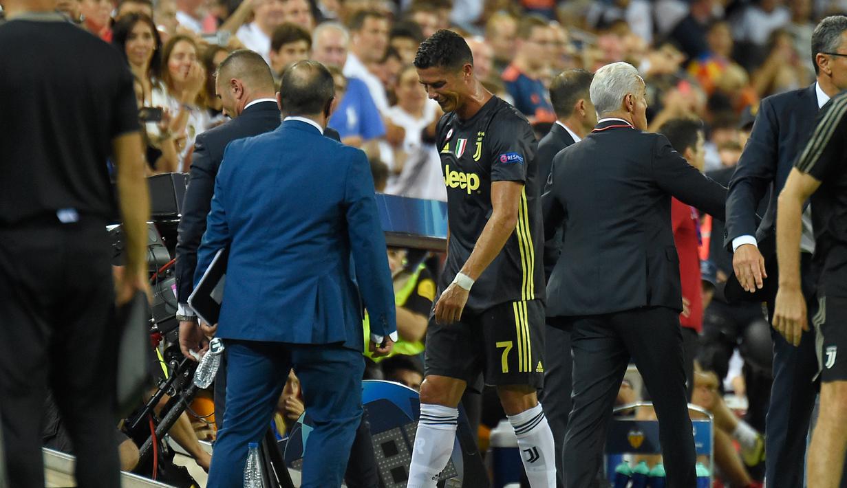 Pemain Juventus, Cristiano Ronaldo meninggalkan lapangan usai menerima kartu merah saat melawan Valencia pada matchday pertama Grup H Liga Champions, di Stadion Mestalla, Rabu (19/9). Berurai air mata dia meninggalkan Stadion Mestalla. (AP/Alberto Saiz)