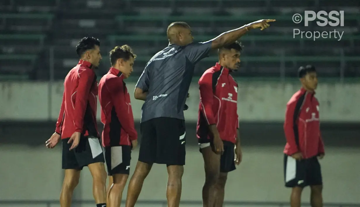 Pelatih Timnas Indonesia, Patrick Kluivert, memberikan arahan kepada anak asuhnya saat sesi latihan jelang menghadapi tuan rumah Jepang dalam Kualifikasi Piala Dunia 2026 zona Asia di Suita City Stadium, Selasa (10/6/2025). (Dok PSSI)