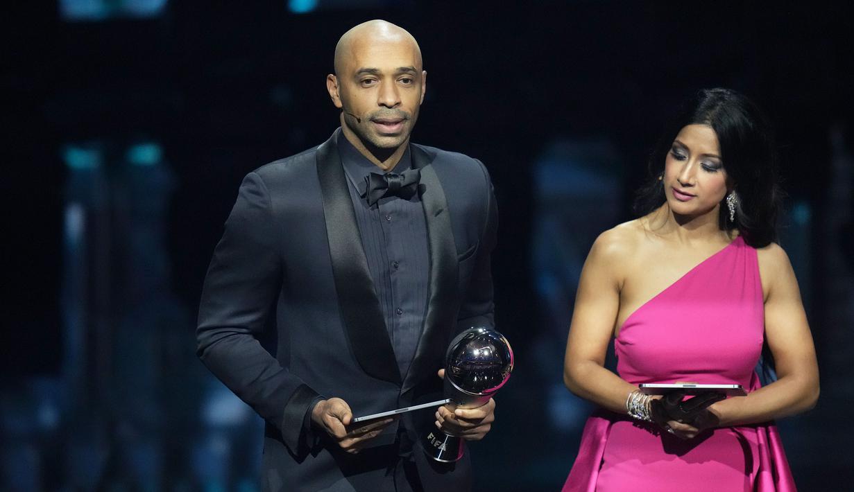 Mantan pemain Prancis, Thierry Henry (kiri) mewakili Lionel Messi yang berhasil mendapatkan pemain terbaik FIFA 2023 pada acara Best FIFA Football Awards 2023 yang berlangsung di Eventim Apollo, Hammersmith, London, Senin (15/01/2024) waktu setempat. (AP Photo/Kirsty Wigglesworth)