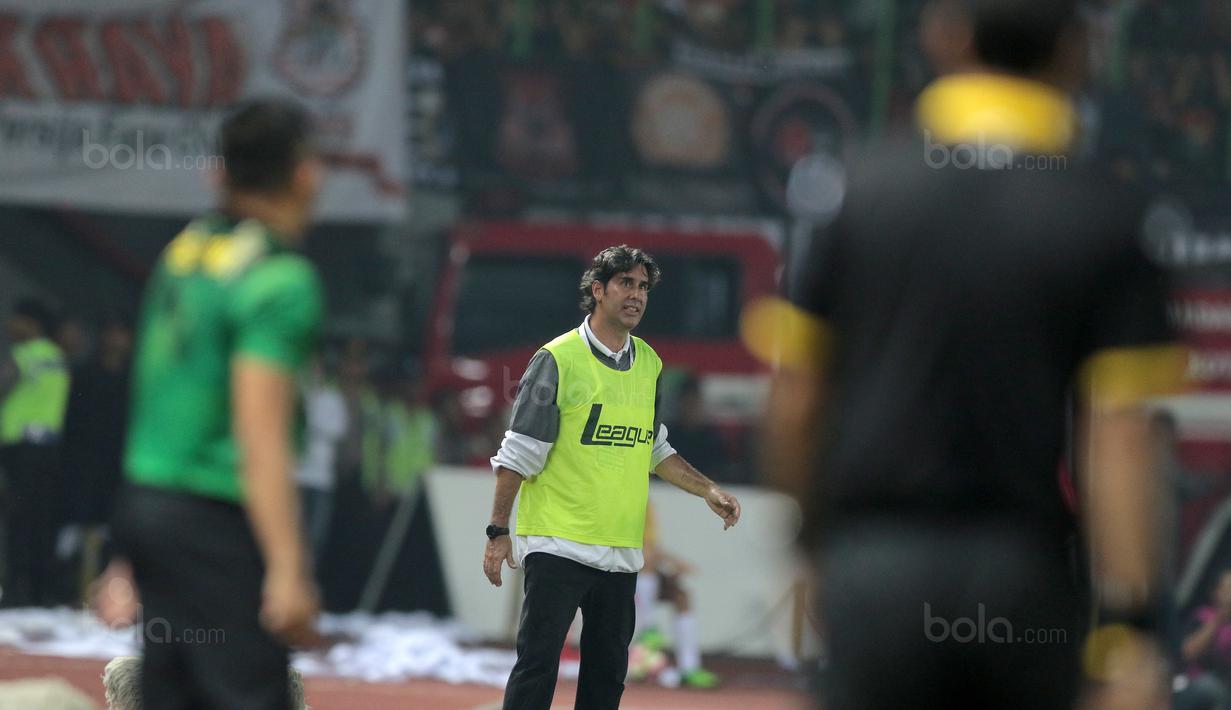 Stefano Teco memimpin Persija Jakarta menang 12 kali, seri 10 kali dan kalah lima kali pada Liga 1 2017 xinga pena ke-27. Persija saat ini bertengger pada peringkat keenam klasemen.  (Bola.com/Nicklas Hanoatubun)